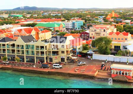 Kralendijk, Bonaire, Caraïbes - 22 Février 2018 : une vue sur la capitale de Kralendijk Bonaire, prise depuis le sommet d'un navire de croisière amarré à port Banque D'Images