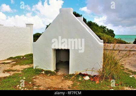 L'avant de l'un de l'ancien esclave des cabanes de l'île de Bonaire. Ces ont été construit en 1850 pour abriter les esclaves qui travaillaient sur les mines de sel. Banque D'Images