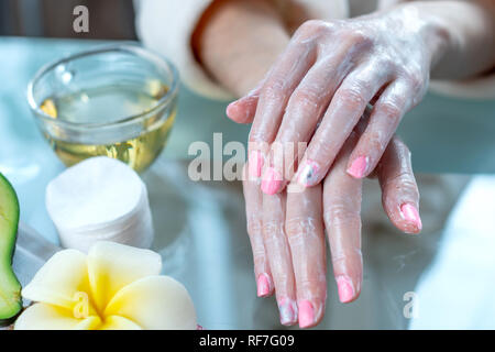 La femme l'application de la crème sur ses mains hydratant et nourrissant avec les cosmétiques naturels close-up. Concept d'hygiène et de soins pour la peau Banque D'Images