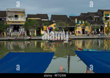 Bateaux amarrés le long de la rivière Thu Ban dans l'ancienne ville de Hoi An, Vietnam. Banque D'Images