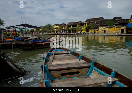 Bateaux amarrés le long de la rivière Thu Ban dans l'ancienne ville de Hoi An, Vietnam. Banque D'Images