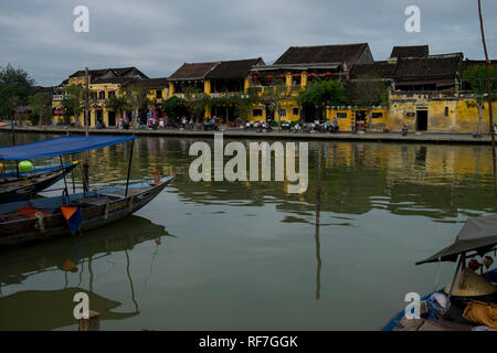 Bateaux amarrés le long de la rivière Thu Ban dans l'ancienne ville de Hoi An, Vietnam. Banque D'Images