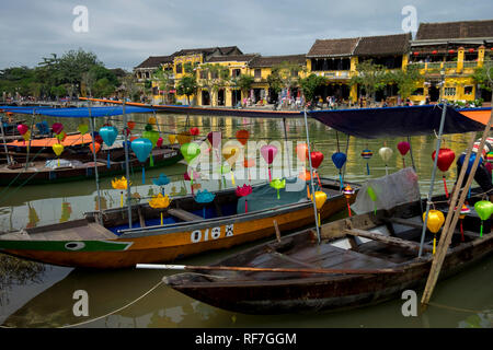 Bateaux amarrés le long de la rivière Thu Ban dans l'ancienne ville de Hoi An, Vietnam. Banque D'Images