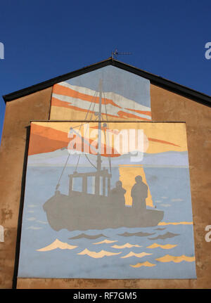Bateau de pêche ci-dessous murales de pignon d'un immeuble dans le centre-ville de Morecambe au large de Victoria Street, Morecambe, Lancashire, Royaume-Uni. Banque D'Images