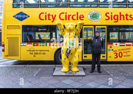 Berlin, Mitte. Jaune verticale Buddy Bear. Bienvenue à ours de Berlin à côté de City Circle bus touristique Banque D'Images