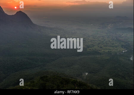 Le mont Mulanje, un géant massif dans le district sud, au Malawi, est la plus haute montagne dans le sud de l'Afrique centrale et se compose d'un réseau de sentiers de randonnée Banque D'Images