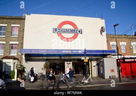 L'extérieur de la station de métro arsenal sur la ligne de métro Piccadilly North London UK Banque D'Images