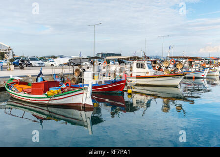 Katakolon, Grèce - 31 octobre 2017 : les bateaux de pêche amarrés dans le port de l'Olimpia), Katakolon (Grèce). Katakolon est un petit port et de la plage en ville Banque D'Images