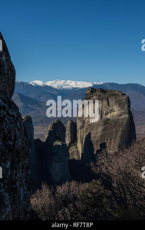 Paysage près de Kalambaka ville avec des montagnes du Pinde à l'arrière-plan. Près de monastères et les formations rocheuses des météores en Grèce. Banque D'Images