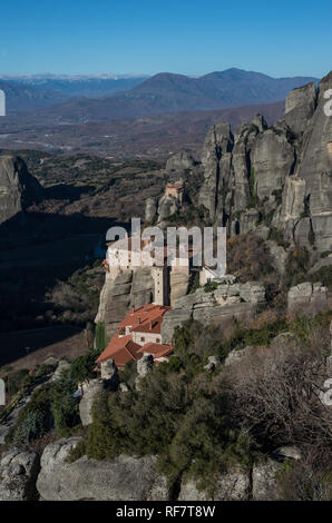Le monastère de Rousanou ou monastère Sainte Barbara et le monastère de Saint Nicholas à Météores. Meteora est l'un des plus grands complexes de construction à l'Est Banque D'Images