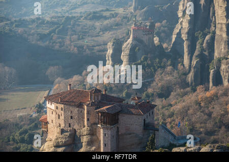 Le monastère de Rousanou ou monastère Sainte Barbara et le monastère de Saint Nicholas à Météores. Meteora est l'un des plus grands complexes de construction à l'Est Banque D'Images