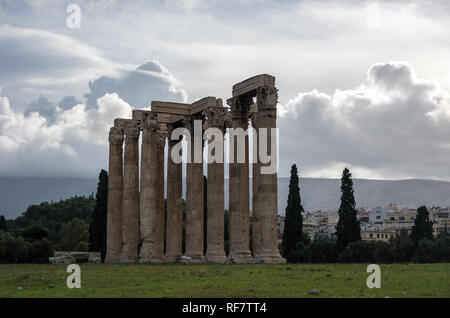 Athènes, Grèce - Décembre 28, 2017 : le Temple de Zeus Olympien et de l'Acropolis Hill Banque D'Images