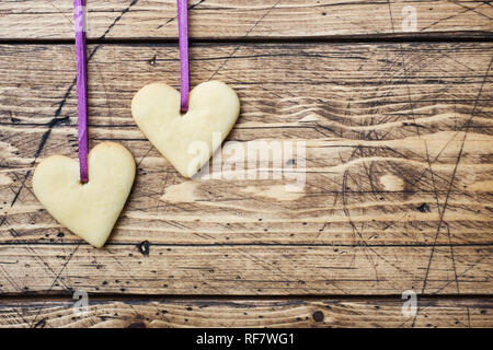 Les cookies en forme de coeur pour la Saint-Valentin sur fond de bois. Copier l'espace. Banque D'Images