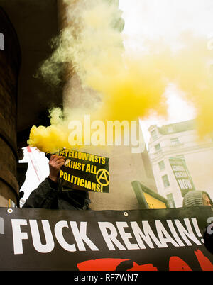 Groupe en colère de manifestants anarchistes anti-gouvernement avec des bannières, pour protester contre l'état de l'affaire, au Brexit Portland Place, London, UK. Banque D'Images