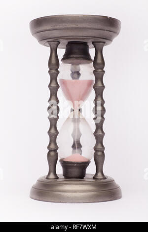 Hourglass étain Renaissance sur le fond blanc, isolé Banque D'Images