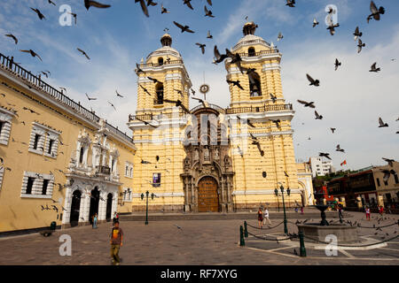 Pidgeons voler autour du cimetière à Lima, Pérou Banque D'Images