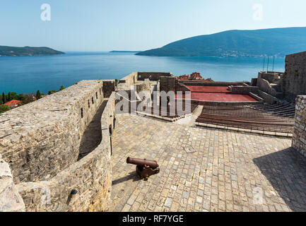 Château Forte Mare vue d'été et de la baie de Kotor (Herceg Novi, Monténégro) Banque D'Images