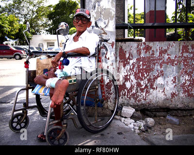 , CAINTA RIZAL, PHILIPPINES - le 17 janvier 2019 : un homme avec un handicap est assis dans son fauteuil roulant et s'intéresse à l'appareil photo. Banque D'Images