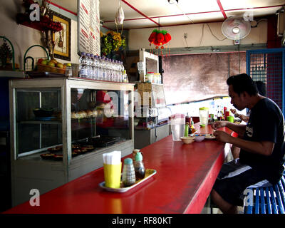 , CAINTA RIZAL, PHILIPPINES - le 17 janvier 2019 : Les clients manger à une carinderia ou un petit restaurant qui sert des repas maison. Banque D'Images