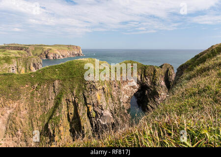 Bullers de Buchan fait référence à une grotte marine effondrée à environ 10 km au sud de Peterhead, Aberdeenshire, Ecosse., Bullers de Buchan bezieht sich auf e Banque D'Images