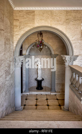 Vénus statue sur un piédestal à un italien à la maison. Banque D'Images