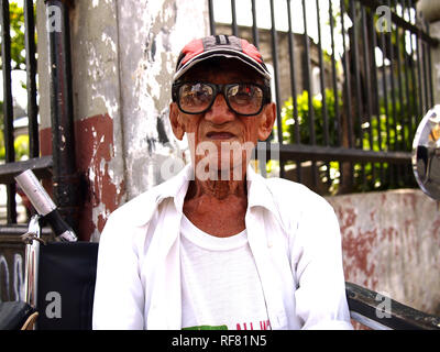 , CAINTA RIZAL, PHILIPPINES - le 17 janvier 2019 : un homme avec un handicap est assis dans son fauteuil roulant et s'intéresse à l'appareil photo. Banque D'Images