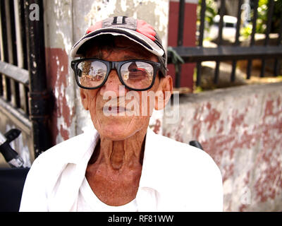 , CAINTA RIZAL, PHILIPPINES - le 17 janvier 2019 : un homme avec un handicap est assis dans son fauteuil roulant et s'intéresse à l'appareil photo. Banque D'Images