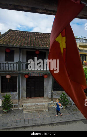 Le Cietnamese drapeau flotte à partir d'un vieux bâtiment dans Hoi An, Vietnam. Banque D'Images