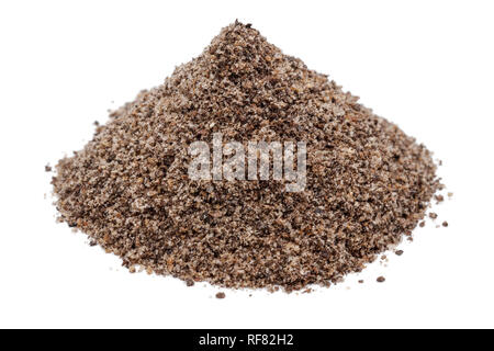 Tas de grains de poivre noir au sol isolé sur fond blanc Banque D'Images