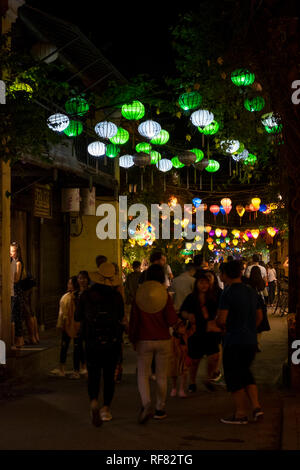 Les gens déambulant dans les rues de l'ancienne ville de Hoi An, Vietnam. Banque D'Images