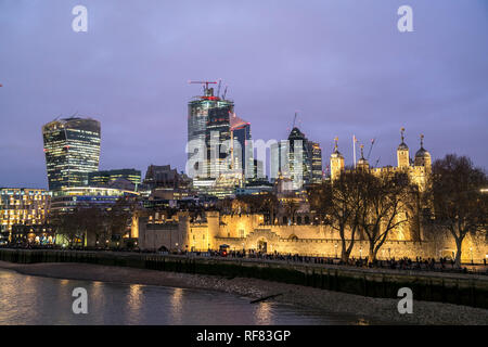 Tour de Londres und Skyline in der Abenddämmerung, Frankreich Großbritannien, Europa | Tour de Londres et skyline at Dusk, London, United Banque D'Images