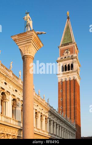 Colonne de San Teodoro, Bibliothèque Marcienne ou Biblioteca Nazionale Marciana et le clocher Campanile Banque D'Images