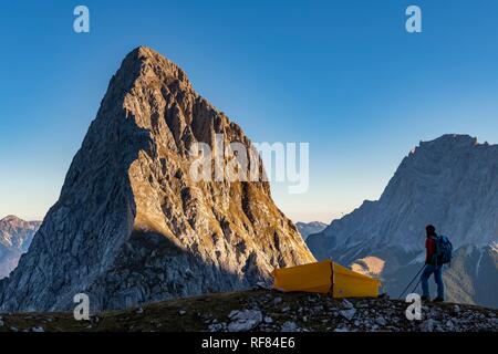 Sommet de l'alpiniste avec Sonnenspitze et tente ainsi que dans l'arrière-plan, Zugspitze Ehrwald, Loin, Tyrol, Autriche Banque D'Images