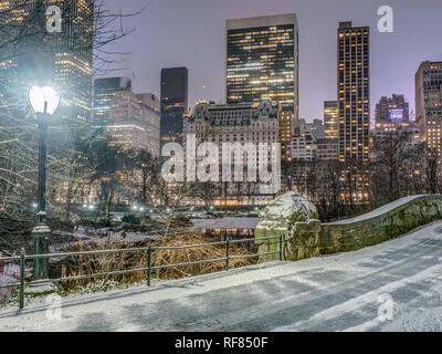 Gapstow bridge in Central Park, New York ?ity pendant une tempête de neige Banque D'Images