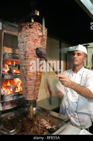 TUR Turquie riviera turque Côté. Fast food turc Döner Kebab grill au feu de bois Banque D'Images