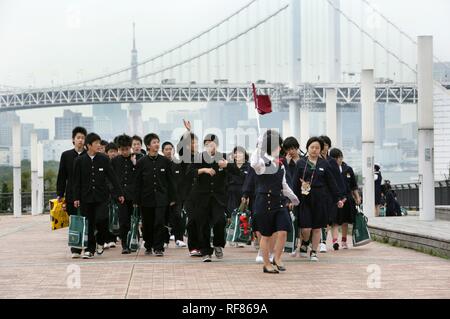 Classe de l'école entière à Rainbow-Bridge, Odaiba, Tokyo, Japon, Asie Banque D'Images