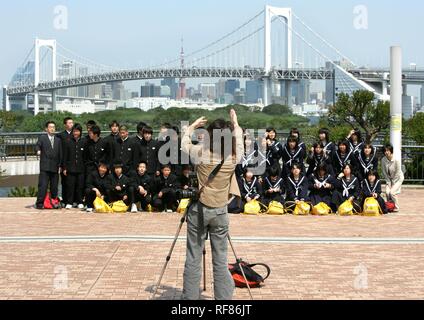 Photo de groupe, excursion scolaire, pont en arc-en-ciel, Odaiba, Tokyo, Japon, Asie Banque D'Images