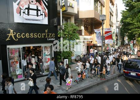 Les piétons sur un trottoir, Harajuku, Omotesando, Tokyo, Japon, Asie Banque D'Images