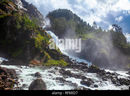 Latefoss unique (Latefossen) cascade avec deux cours d'eau rejoignant sur Route Nationale 13 norvégien, une attraction touristique populaire dans le comté de Hordaland, Odda, Banque D'Images