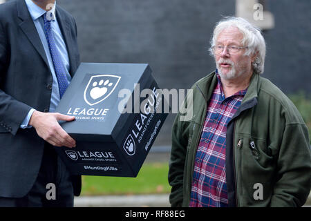 Bill Oddie et membres de la Ligue contre les Sports cruels offrant une pétition au 10 Downing Street, 19 Décembre 2018 Banque D'Images