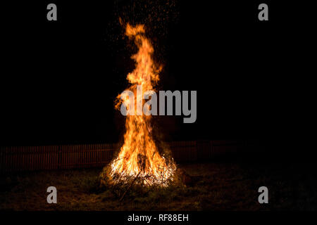 Feu en plein air. Camping dans la nature en plein air dans les bois et avoir un bon feu et la nuit. Chaude lumière rouge Banque D'Images