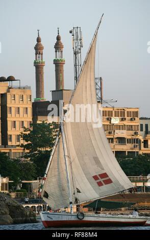 Bateau à voile traditionnel, felouque sur le Nil, près d'Assouan, Egypte, Afrique du Sud Banque D'Images