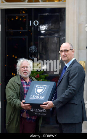 Bill Oddie, Andy Knott (Directeur général) et les membres de la Ligue contre les Sports cruels offrant une pétition au 10 Downing Street, le 19 décembre Banque D'Images