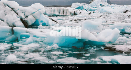 Gros icebergs détachés de la langue d'un glacier d'atteindre la côte, en Islande, paradis des aventuriers. Banque D'Images