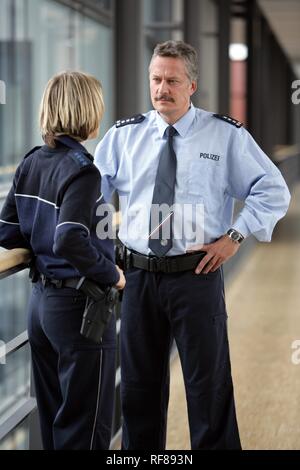 Nouveau Bleu gendarmerie uniformes portés par 1400 hommes et femmes agents de police de Rhénanie du Nord, Düsseldorf Banque D'Images