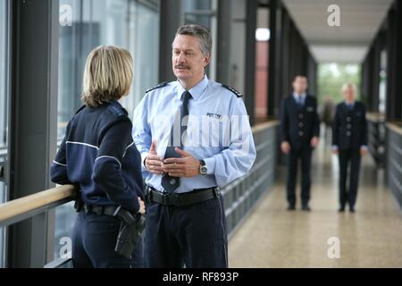 Nouveau Bleu gendarmerie uniformes portés par 1400 hommes et femmes agents de police de Rhénanie du Nord, Düsseldorf Banque D'Images