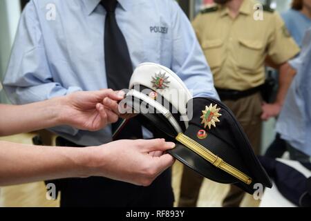 Nouveau Bleu gendarmerie uniformes portés par 1400 hommes et femmes agents de police de Rhénanie du Nord, Düsseldorf Banque D'Images