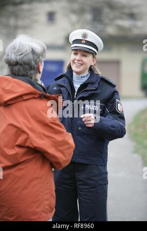 Nouveau Bleu gendarmerie uniformes portés par 1400 hommes et femmes agents de police de Rhénanie du Nord, Düsseldorf Banque D'Images