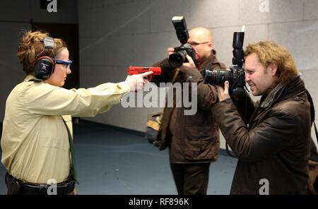 Agent de police se faisant passer pour des photographes lors d'une conférence de presse à un nouveau tir de police, Duesseldorf Banque D'Images