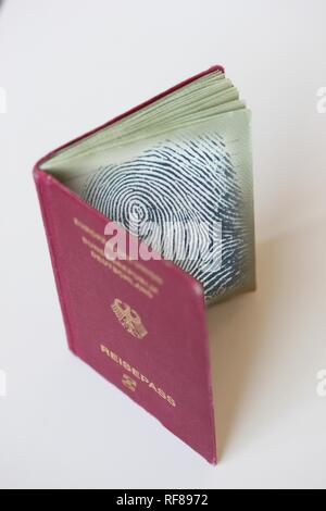 Photo symbolique : nouveau passeport allemand avec fonctions avancées de sécurité, données et les empreintes digitales numérisées Banque D'Images